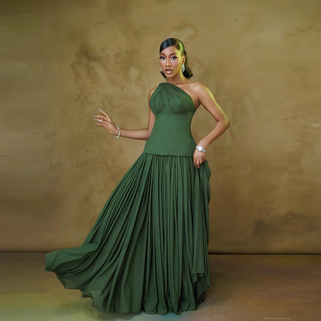 فستان أنيق بكتف واحد طويل أخضر للحفلات الراقصة بالإضافة إلى حجم ثوب مسائي رسمي مطوي تنورة عالية الخصر من الشيفون فستان كوكتيل ماكسي