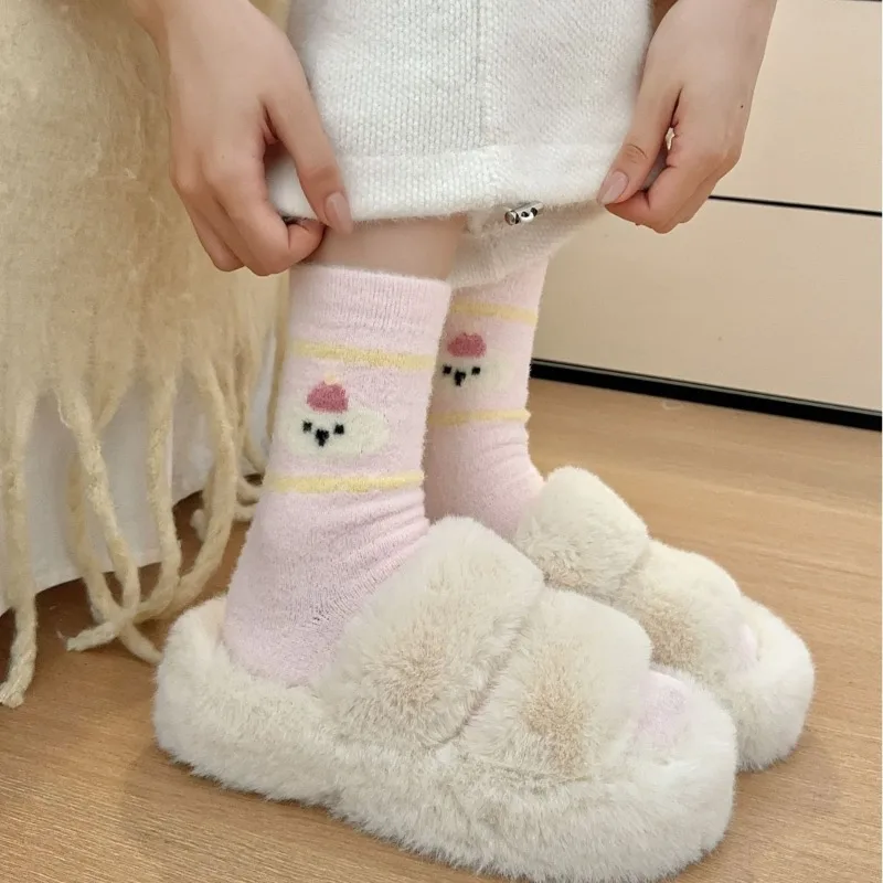 4 Paar neue modische, vielseitige, niedliche Cartoon-Kurzsocken für Damen, bequeme, warme Mid-Tube-Socken für den Herbst und Winter