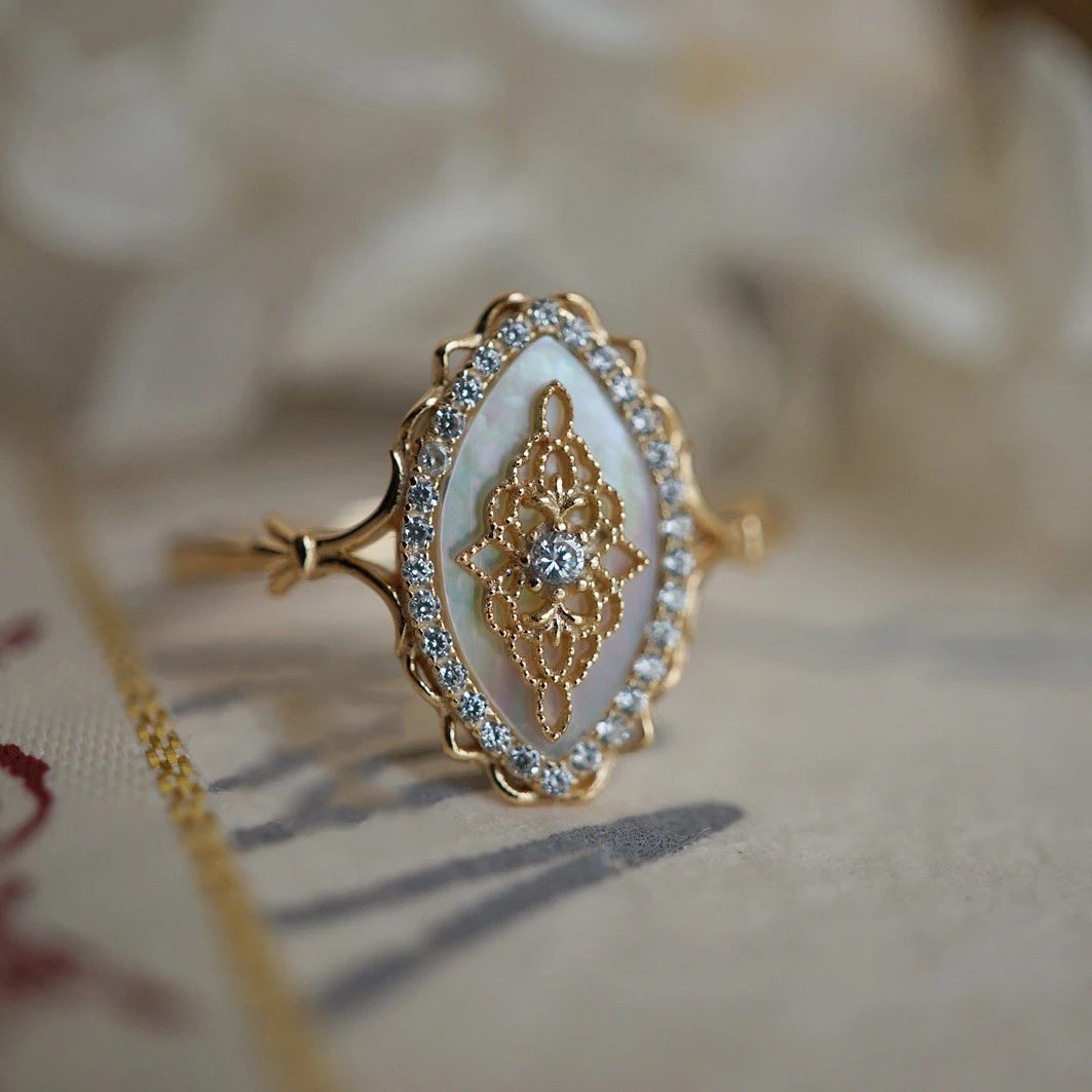 

Fashion Ring White Shell Hollow Lace Inlaid with Zircon Light Luxury Versatile Ring