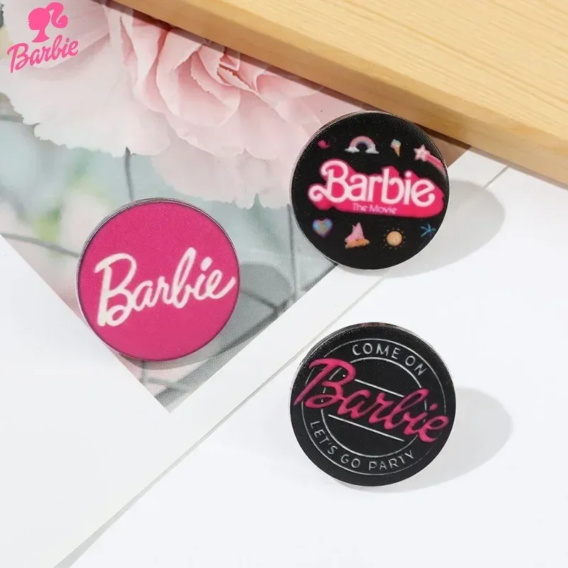 

MINISO Barbie film and television peripheral cartoon letter pattern high-value simple and versatile exquisite metal badge brooch