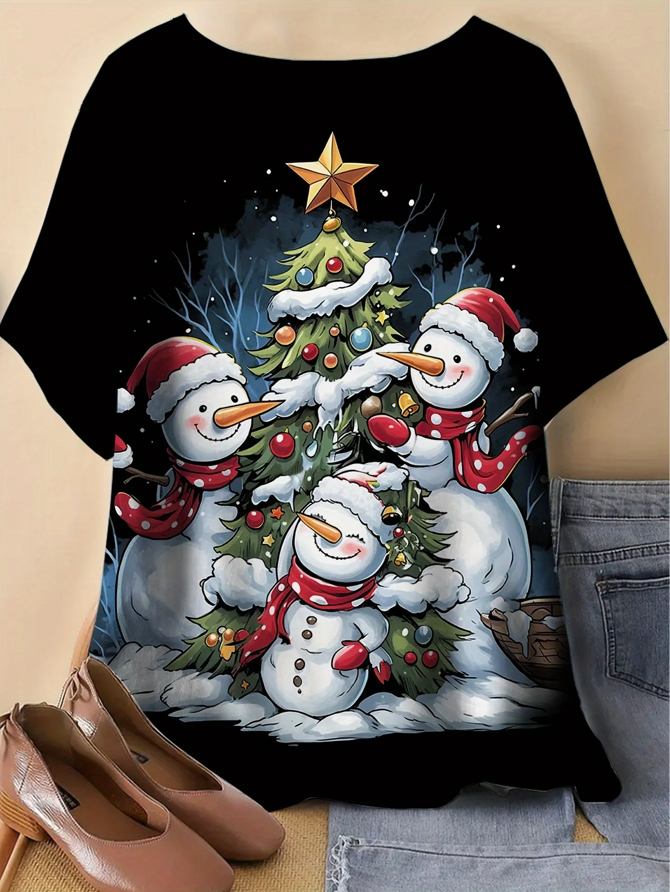 T-shirt pour femmes avec imprimé de bonhomme de neige et d'arbre de Noël, col rond, manches courtes, idéal pour les fêtes de fin d'année, décontracté, haut d'hiver.