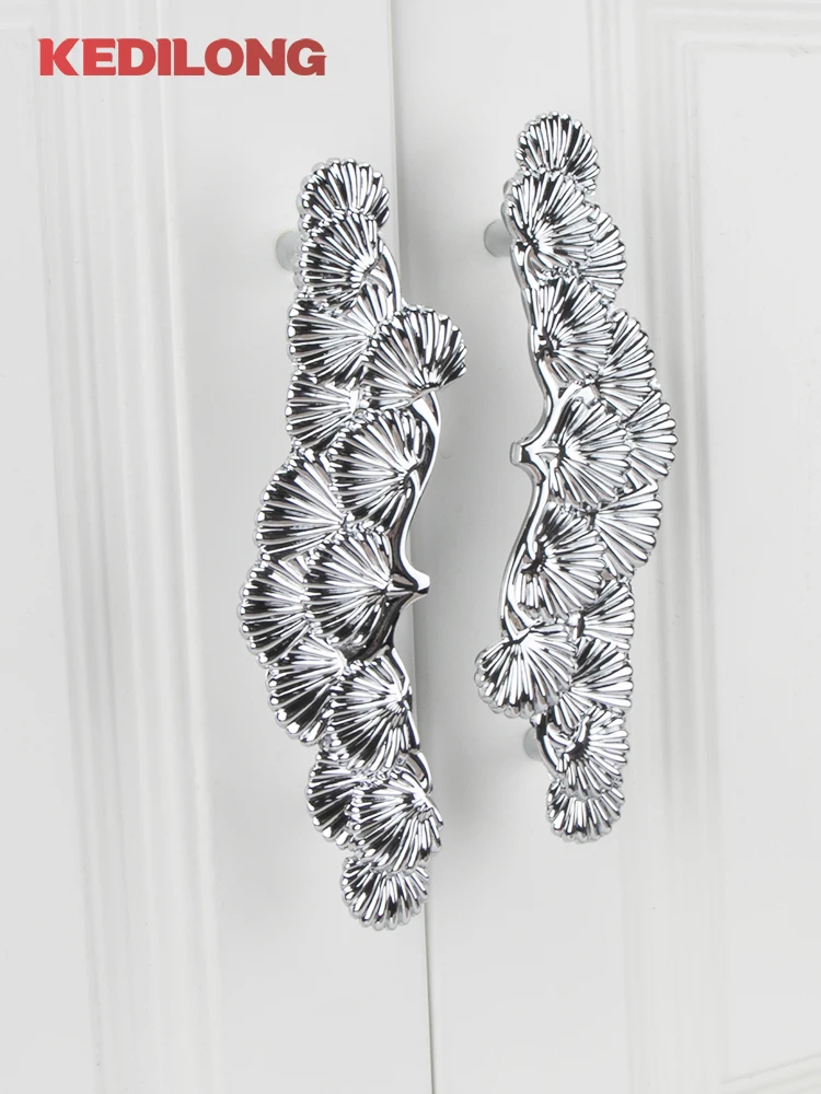 Hardware per mobili KEDLO Maniglia cromata di lusso europea a forma di fiore Maniglia per armadio da cucina Manopola dorata Maniglia per cassetto