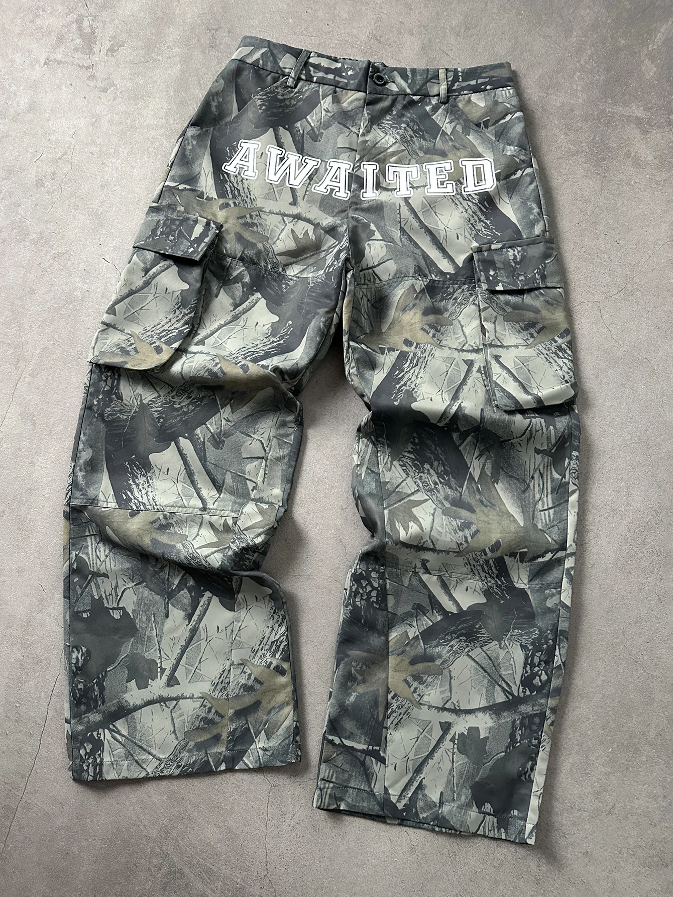 Herren Camouflage Cargo-Hose mit Buchstaben-Print, Weite Beine, Mehrere Taschen, Lässige Streetwear-Hose für Männer – Detail 2