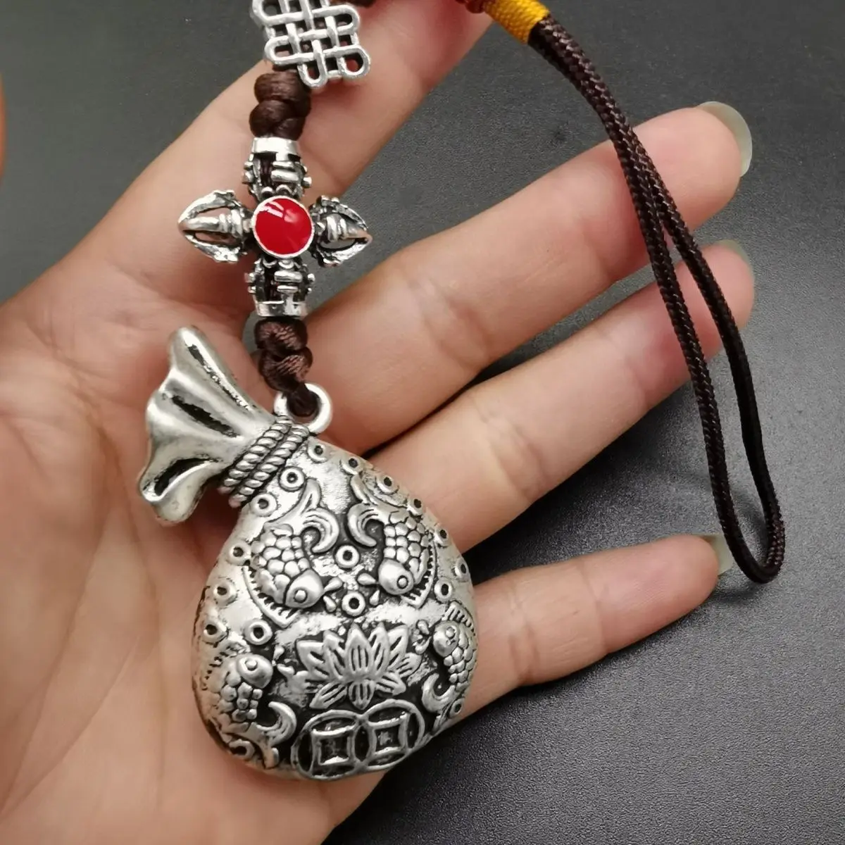 Antique old Tibetan silver lucky bag pendant, boutique old Tibetan silver lucky bag pendant, high-end atmospheric upper-end devi
