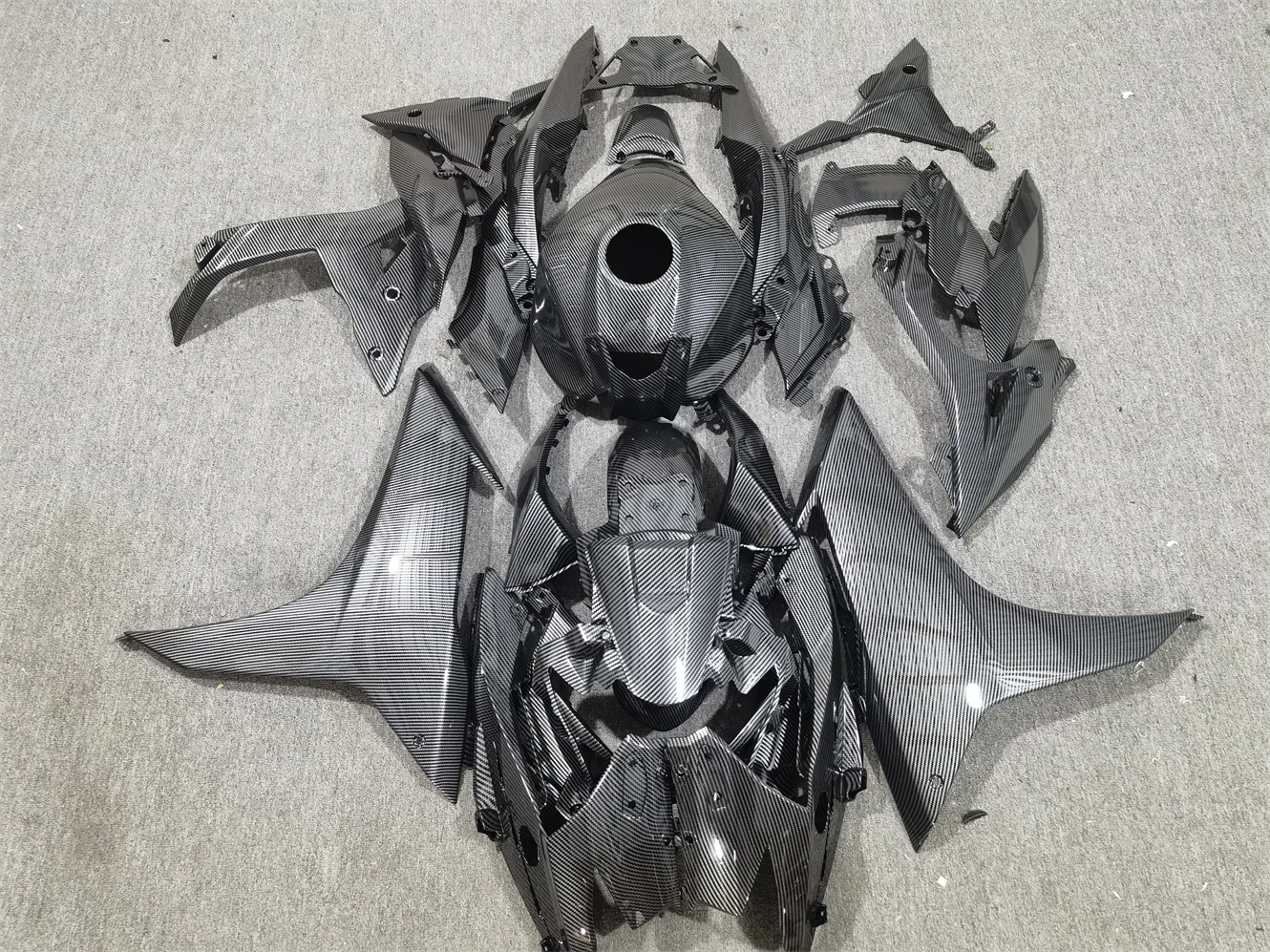 The motorcycle fairing is suitable for GSXR250 2017 2018 2019 2020 2021 2022 2023 body fairing carbon fiber painted motorcycle