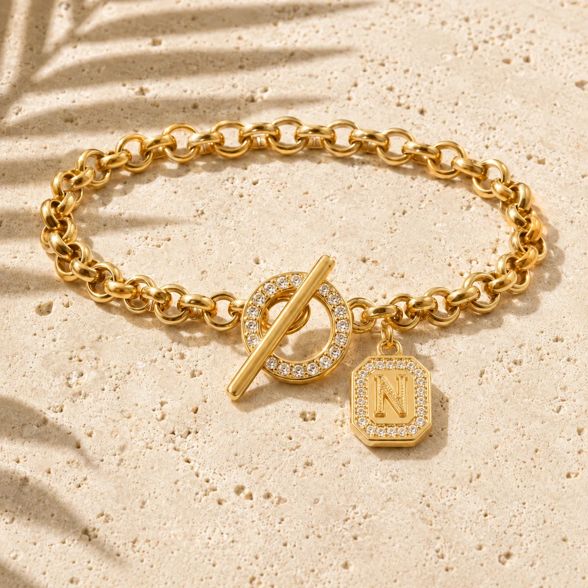 Vergoldete Personalisierte Initialen-Charm-Armbänder für Damen und Herren mit Kubischem Zirkonia und Knebelverschluss - Schmuckgeschenk für den Alltag – Detail 17
