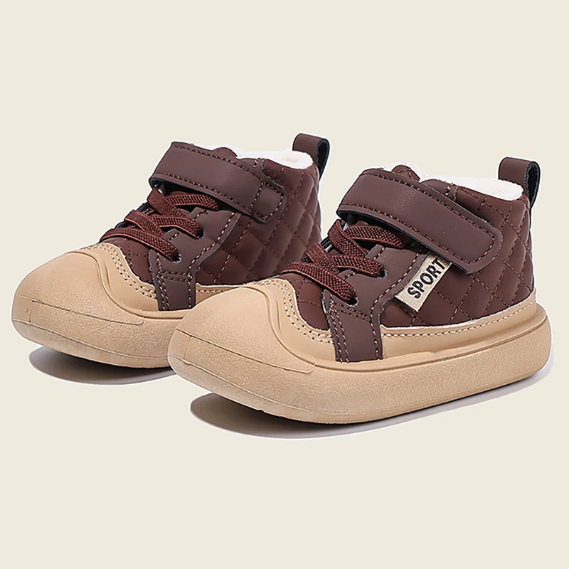 

Зимние ботинки из искусственной кожи для детей. Трендовые модные ботильоны для мальчиков и девочек. Мягкие теплые хлопковые ботинки для детей. Зимние плюшевые ботинки.