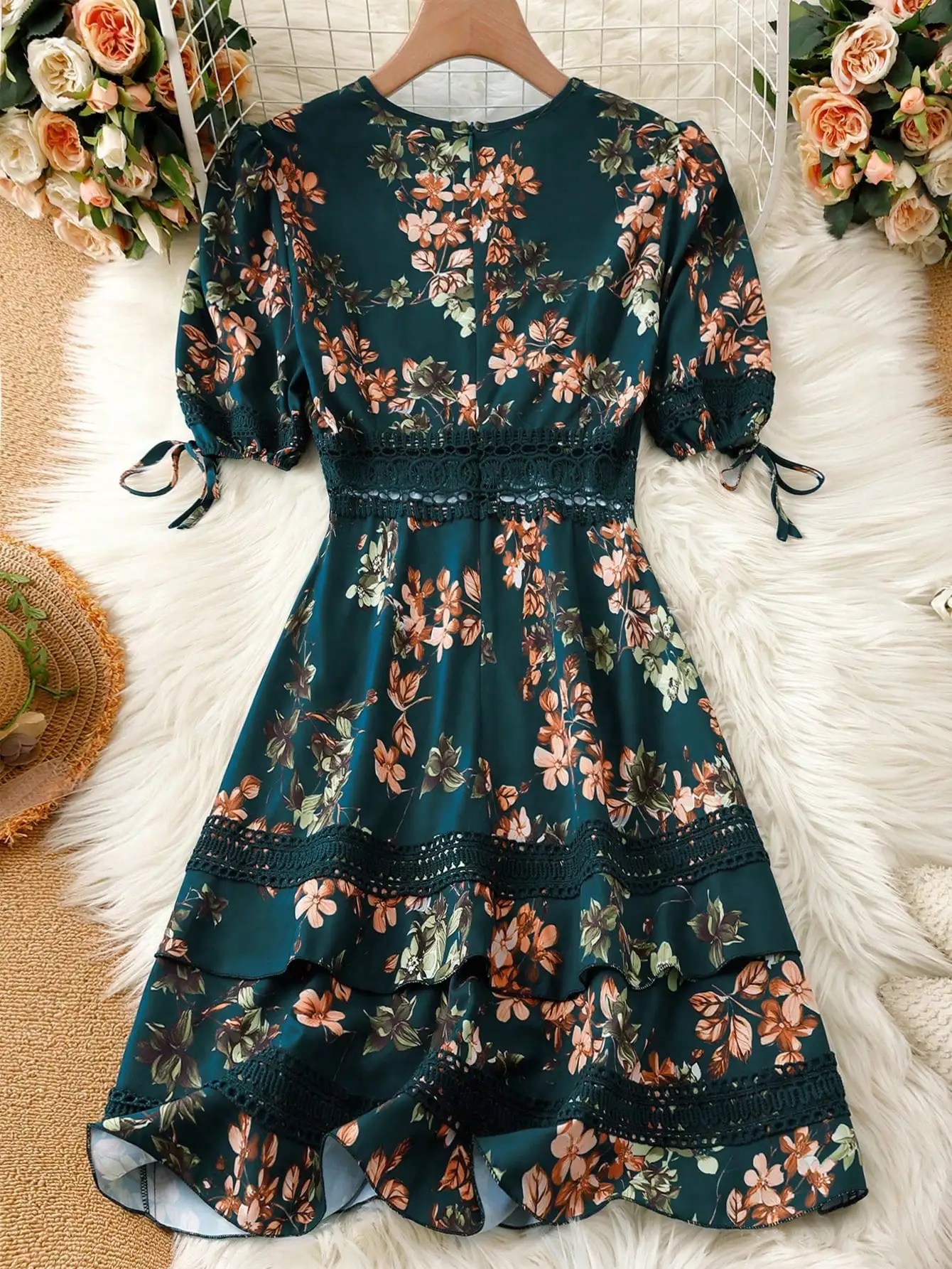 

Элегантное кружевное платье с цветочным принтом, оборками и рукавами на завязках