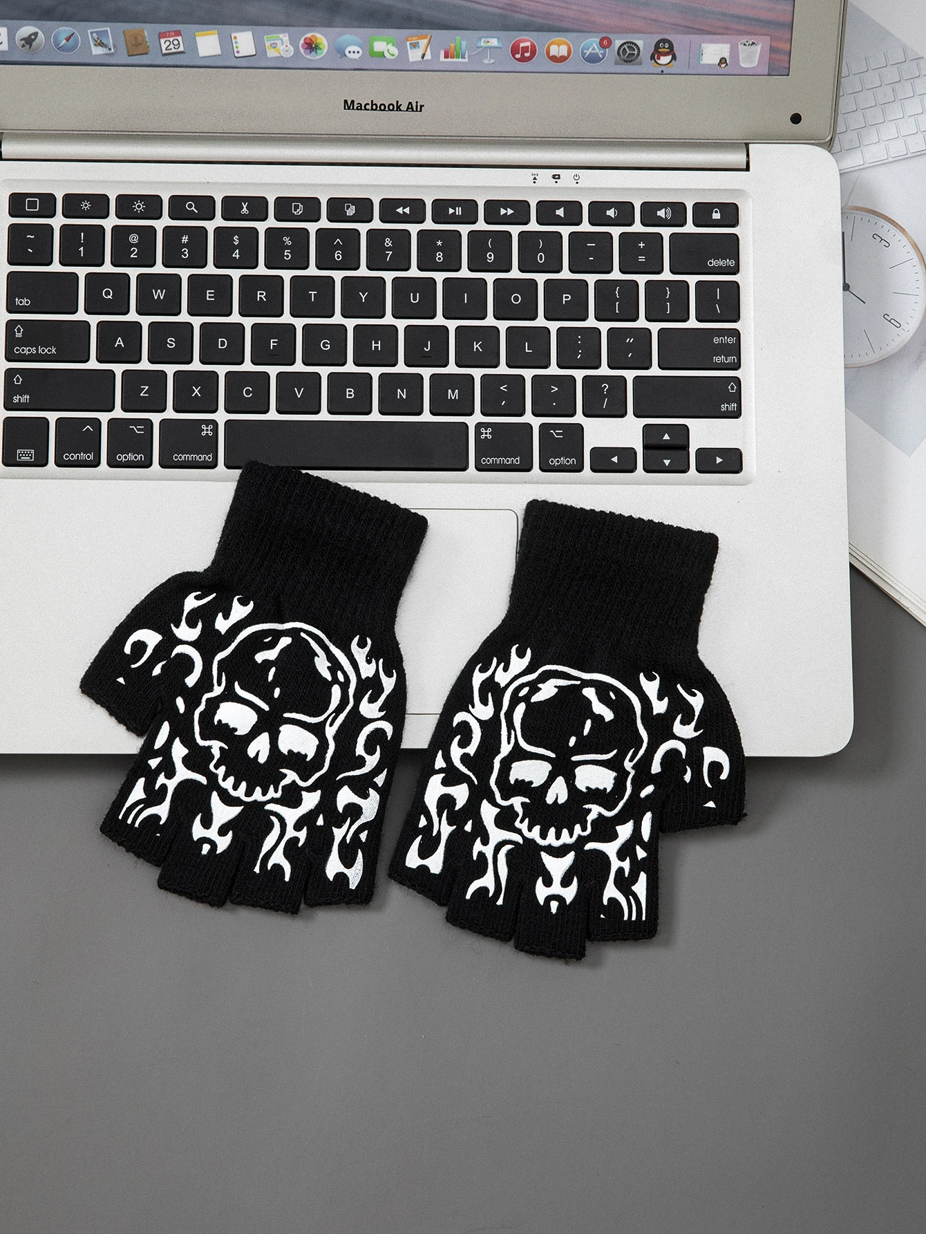 1pcs New Kids Halloween Skeleton Skull Half Finger Luminous Punk Gloves Winter Skull Fingerless Black Mitten