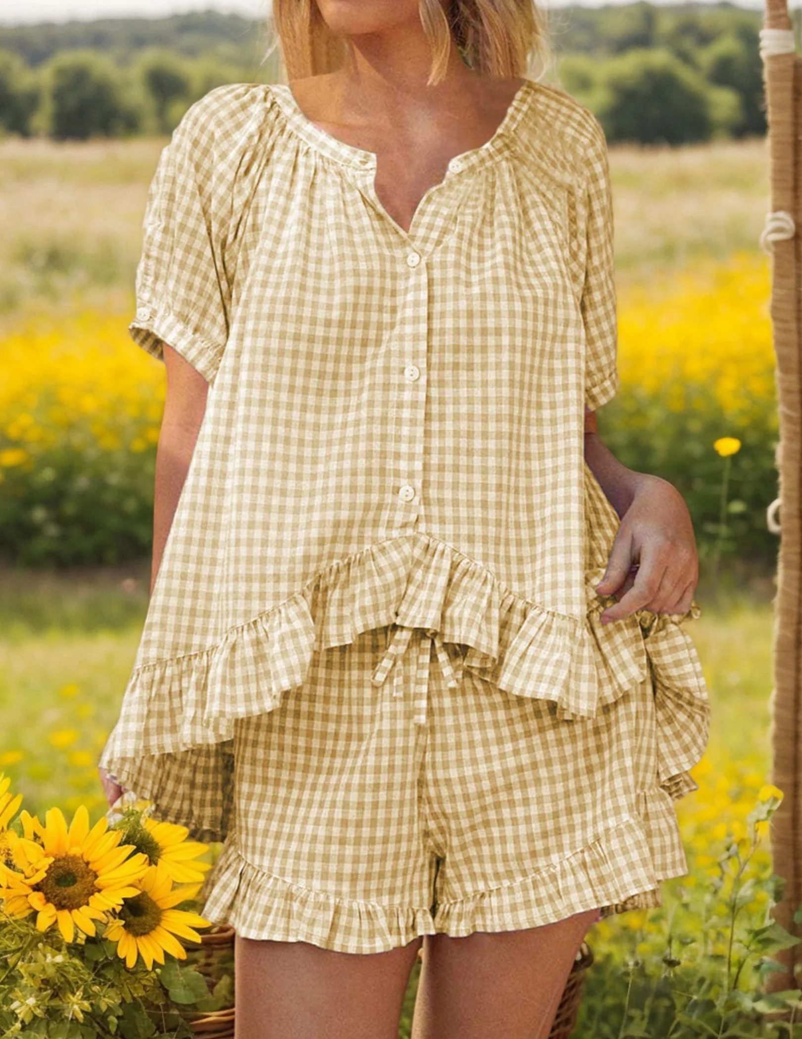 

Женский комплект из 2 предметов: пижама с рюшами и клетчатым узором, с коротким рукавом, на пуговицах (хаки, размер S)