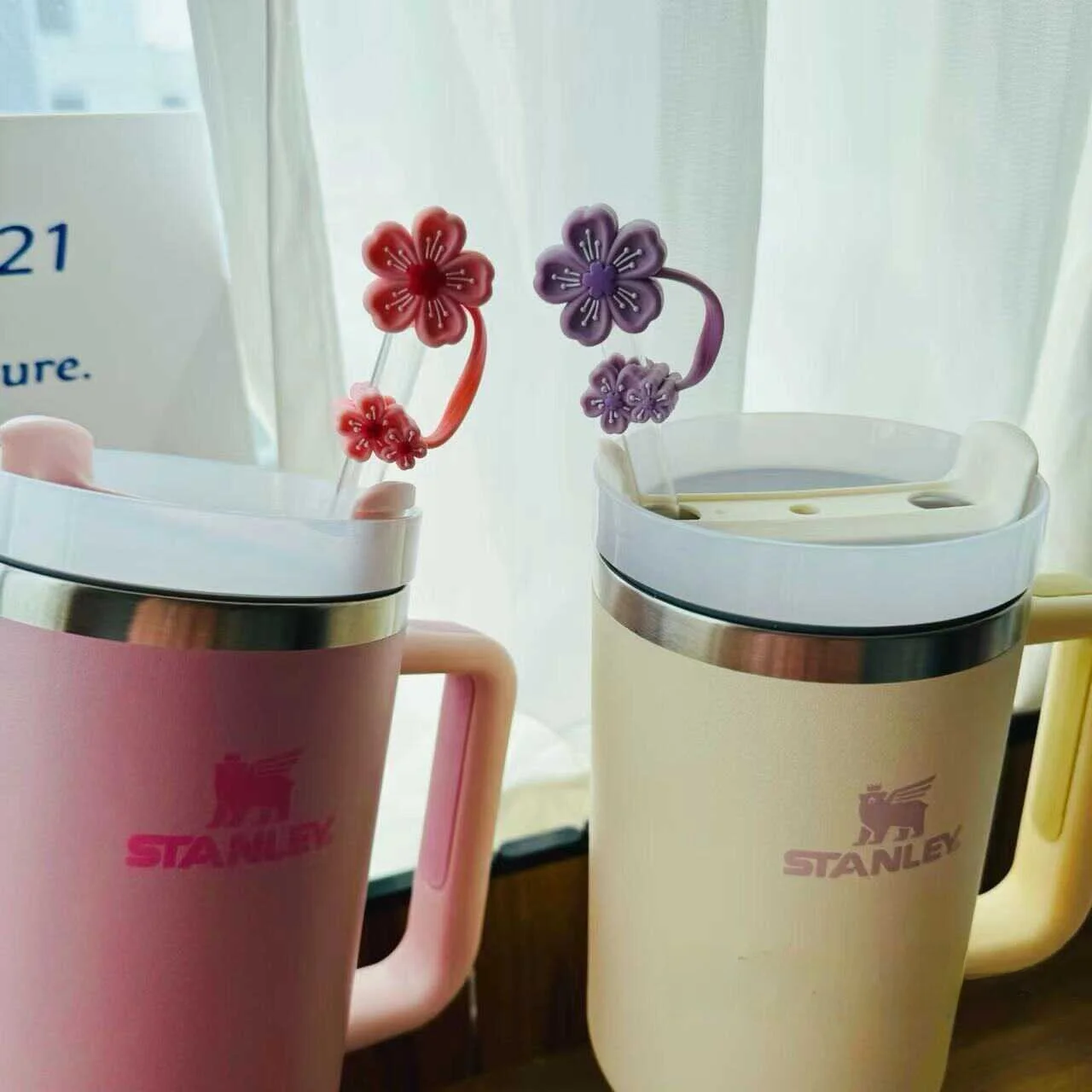 

Heat Resistant Large Diameter Silicon St Cup Cap Dustproof Flower Opening Design Suitable for Stanley Sts Water Bottles