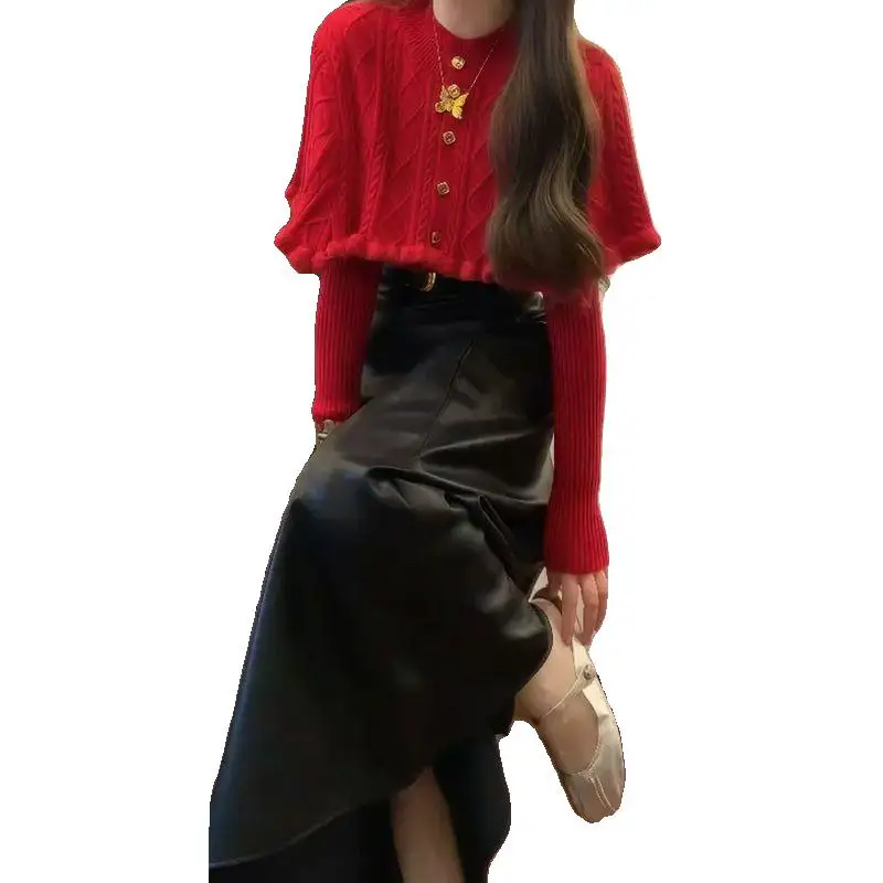 Jesienny, modny damski lekki płaszcz Maturi, sweter z odkrytymi ramionami, spódnica, zestaw dwuczęściowy, stylizacja Ele Trendy.