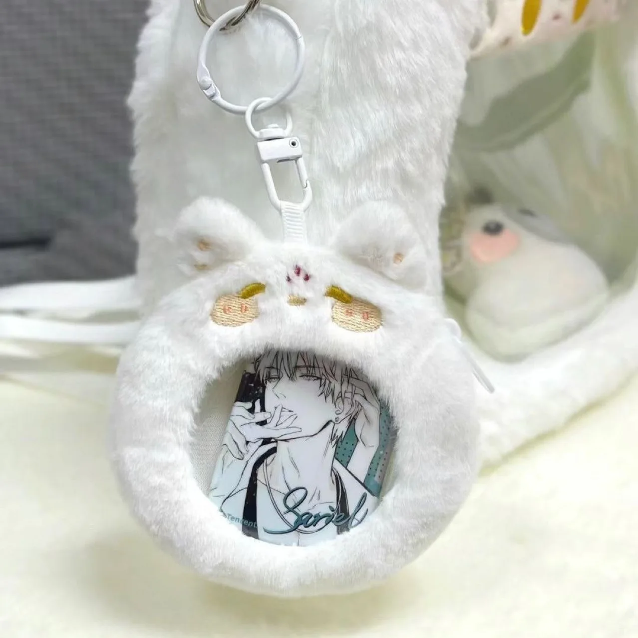 Portatarjetas de dibujos animados de felpa, Protector de broche redondo de personajes de Anime Kpop, bolsa de almacenamiento de monedas Kawaii, suministros para estudiantes, 1 pieza