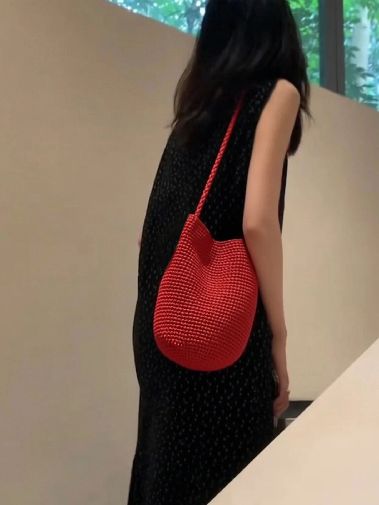 red-woven-bucket-bag-women's-fashionable-luxury-single-shoulder-crossbody-handbag-for-office-casual-soft-laid-grass-bag