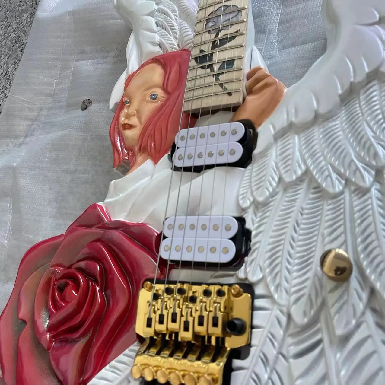 In stock, 6-chord rose angel carved electric guitar, hand drawn body, real shipping pictures, order immediately shipped