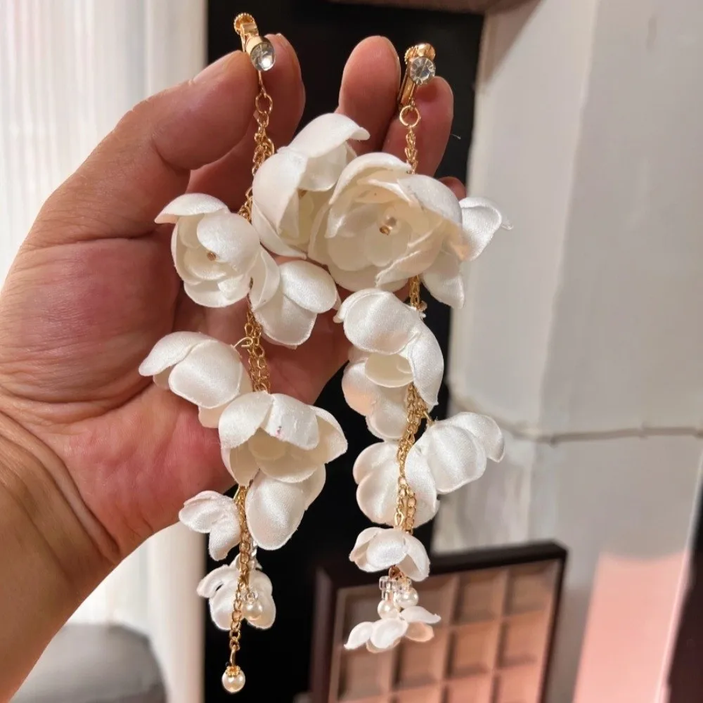 Blumen-Quasten-Perlen-Ohrhänger Elegante Schlichte Lange Tropfenohrringe Vielseitige Florale Diamant-Ohrringe Schmuck-Accessoires