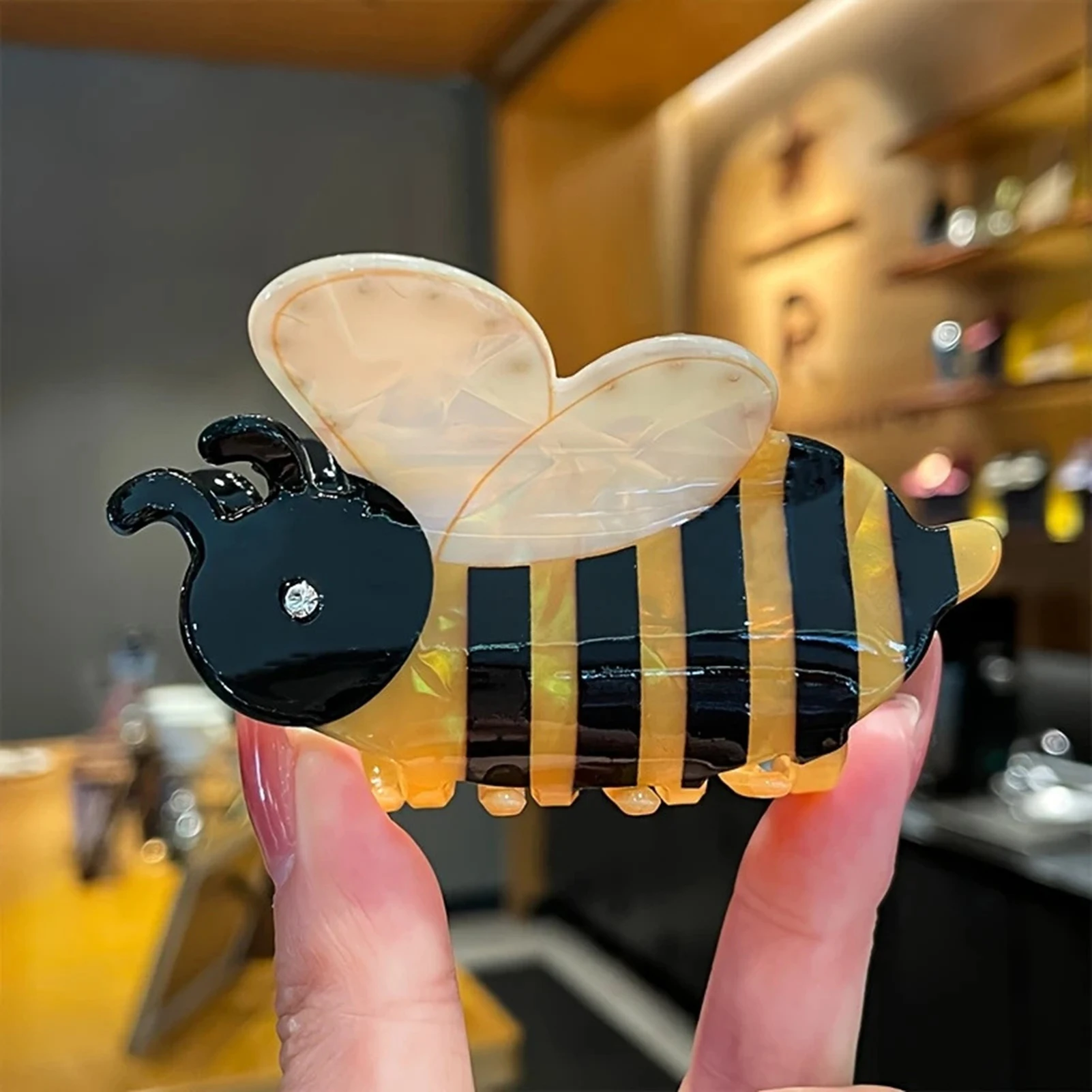 

Cute Bee Shape Shark Hair Gripper Claw Cartoon Hair Claw For Women Creative Acrylic Animal Hair Clip Girls Hair Accessories