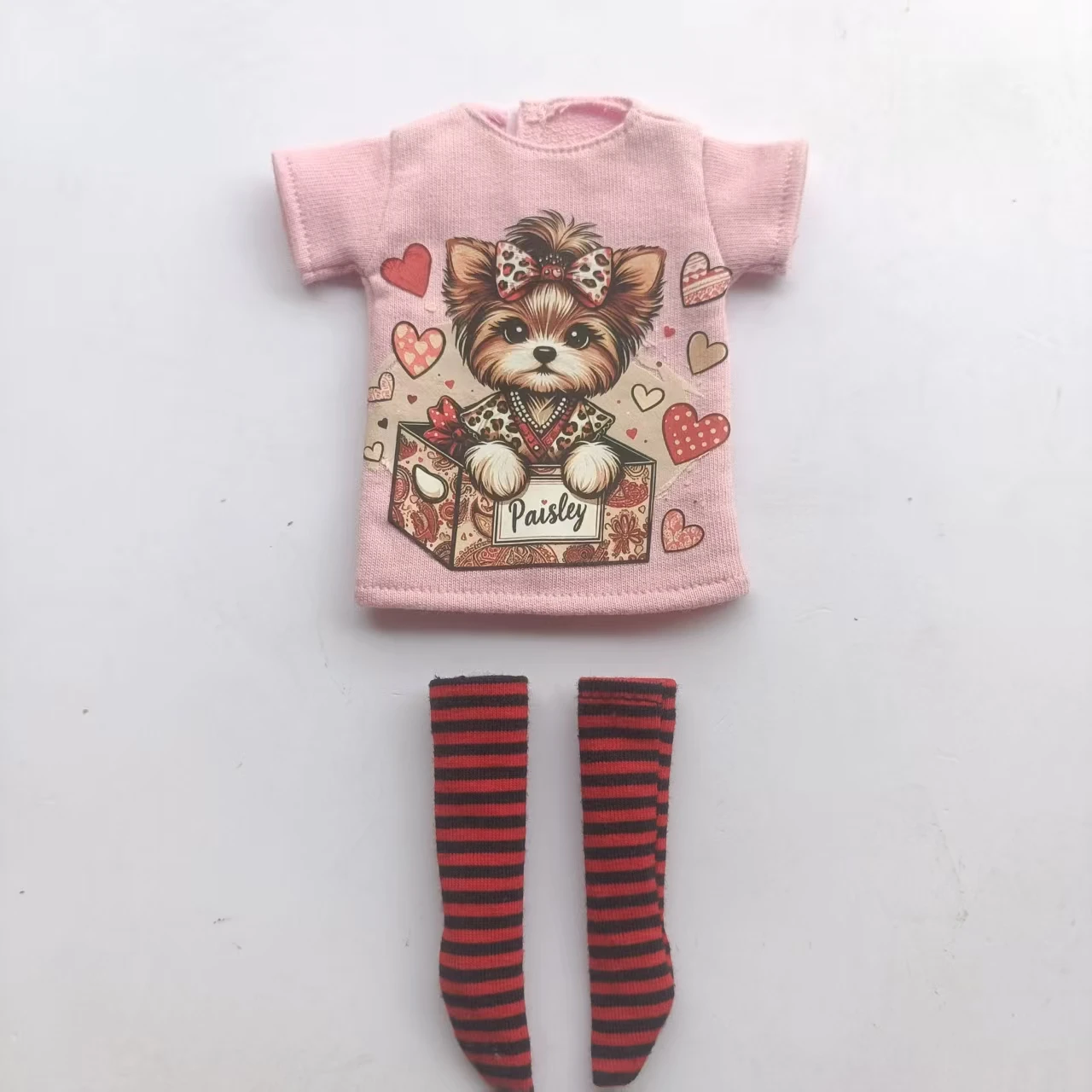 Handgefertigte OB24 1/6 Puppenkleidung, Cartoon-Print Kurzarm-T-Shirt + gestreifte Socken, kann als Zubehör für 1/6 Puppen verwendet werden. – Detail 21
