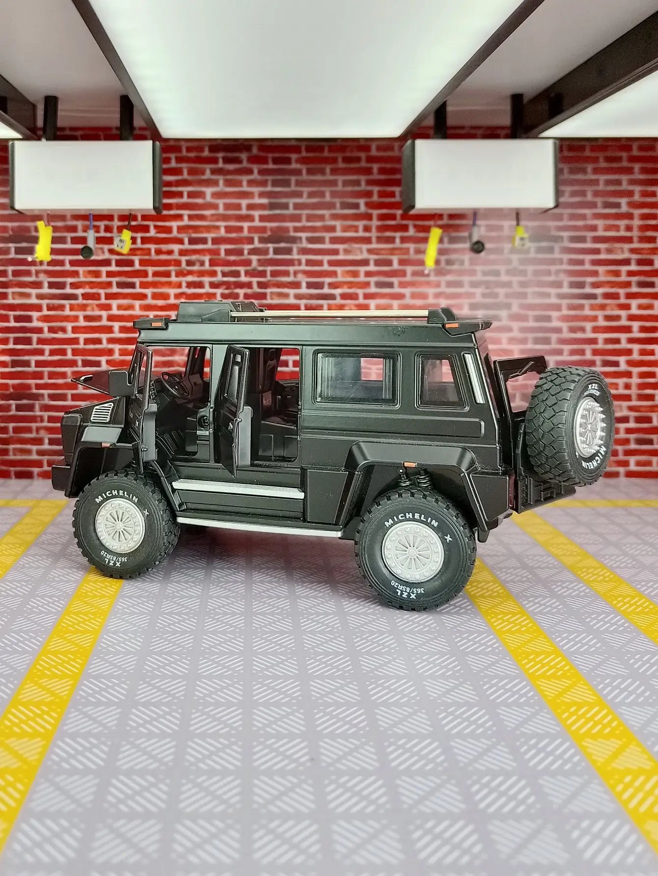 

Модель автомобиля Mercedes Benz U5000 из сплава, масштаб 1:28, с открывающимися дверями, передним капотом и крышкой багажника.