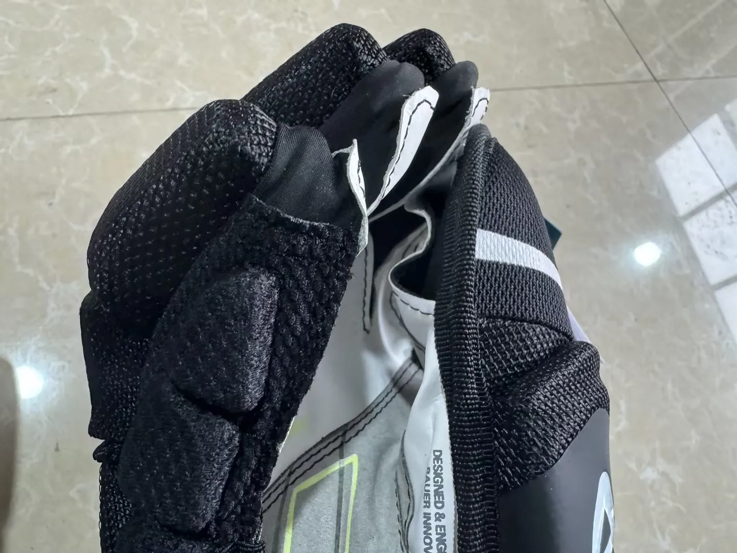 Sarung tangan hoki es, aksesori Model Hyperlite sarung tangan hoki es