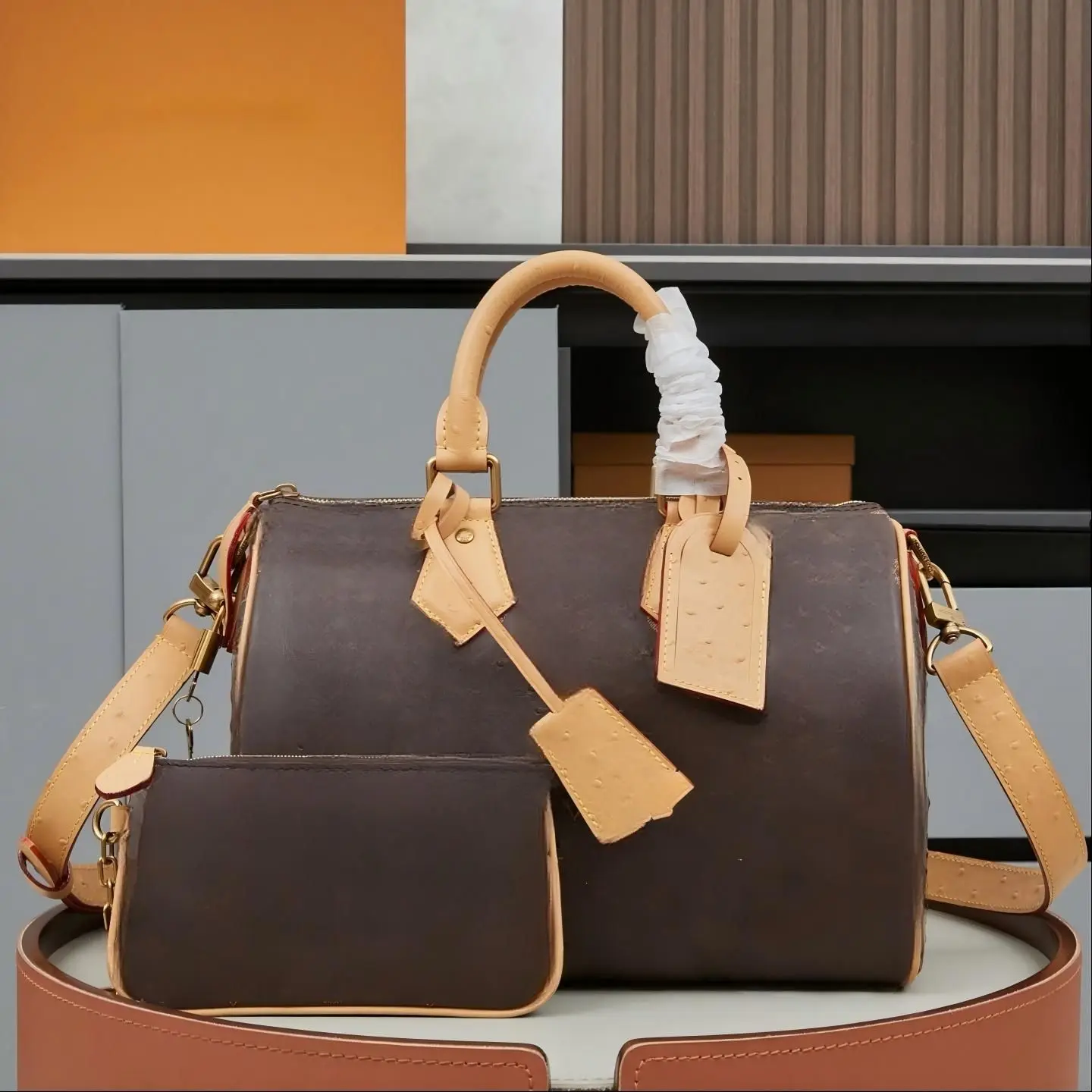 

Большая сумка-тоут двухцветного (коричневого и бежевого) цвета с вместительным отделением, съемным плечевым ремнем, ручкой из кожи под страуса и подходящей сумкой-органайзером на молнии.