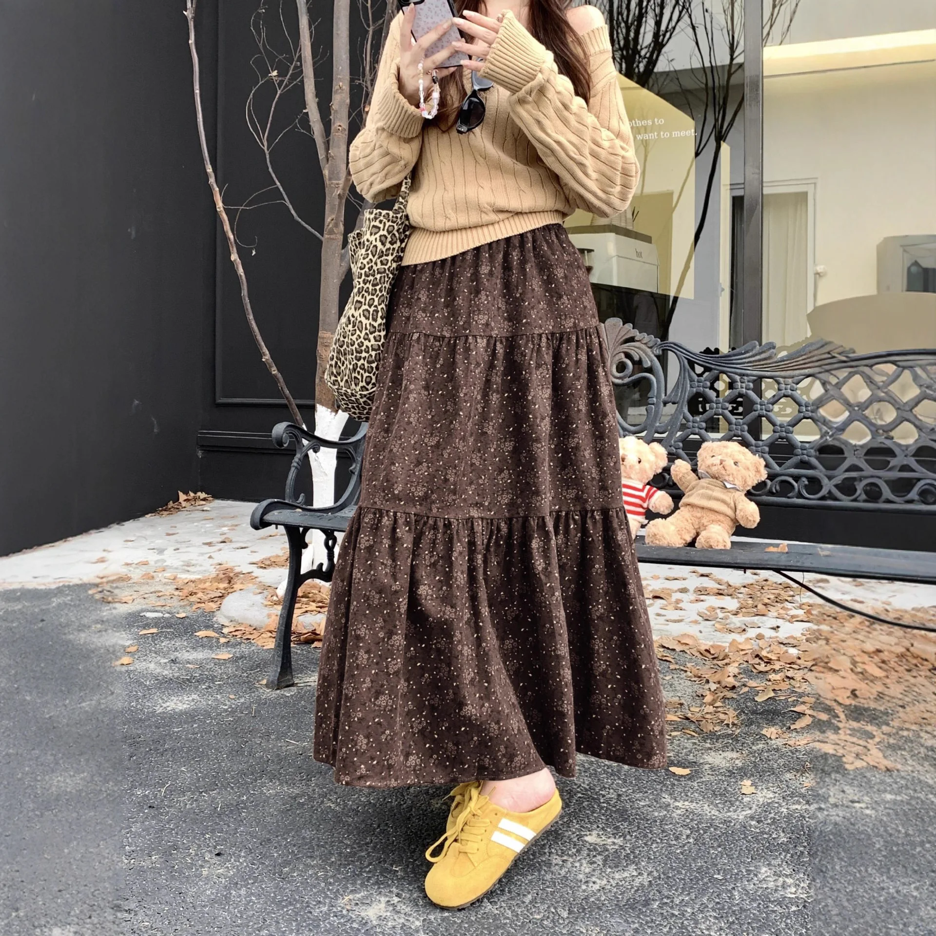 Korean retro floral midi skirt for women in autumn 2025 new high waisted and stylish A-line large swing long skirt