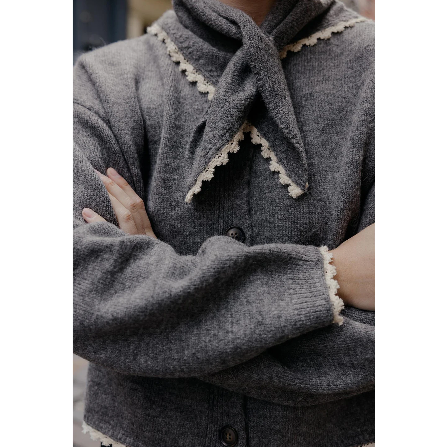 Zimowy Nowy Damski Luźny Długi Sweter z Okrągłym Dekoltem, Szalikiem, Kolorowym Blokowaniem, Koronkowym Wykończeniem, Dzianinowy Kardigan z Włókna Poliestrowego