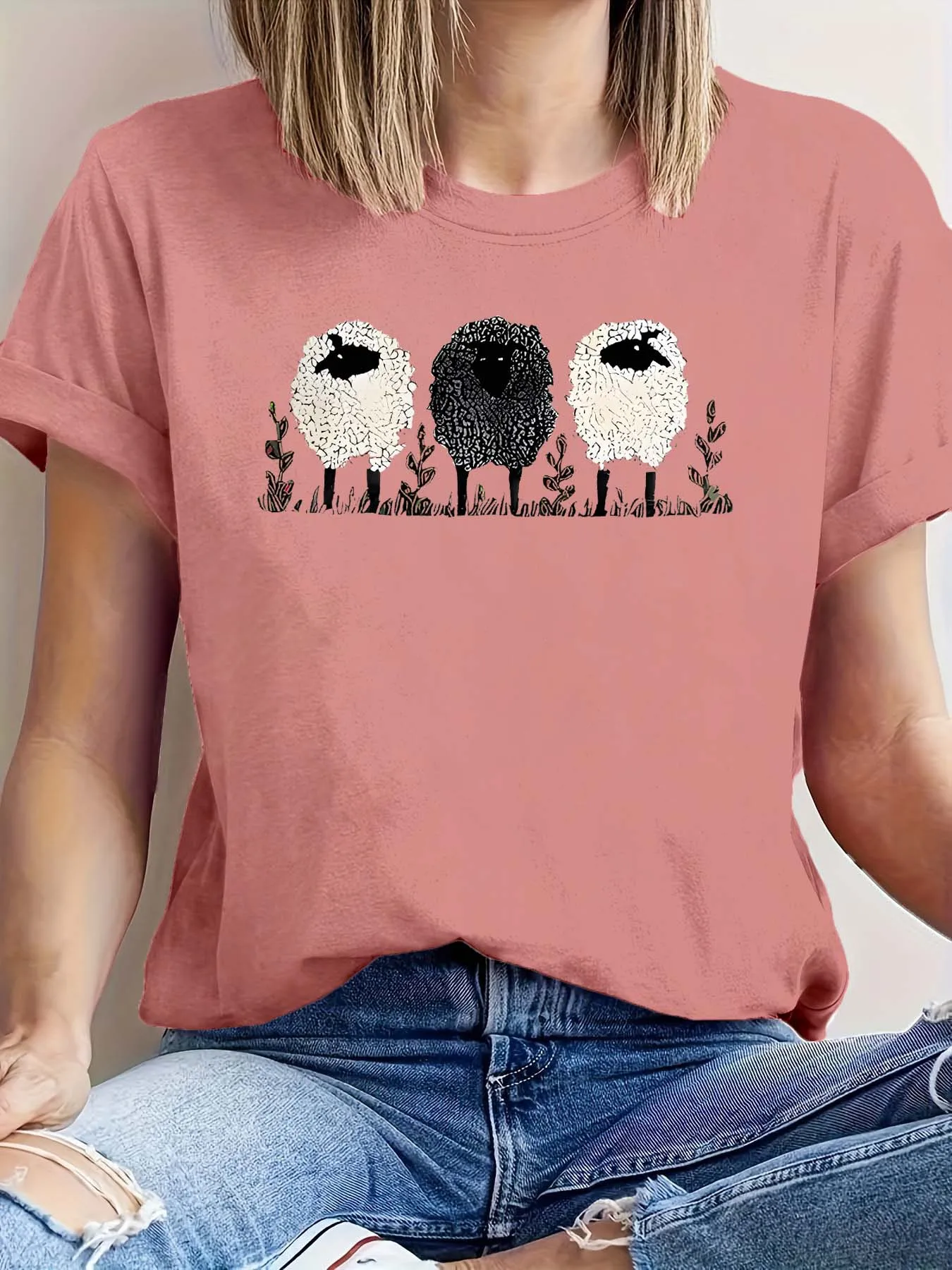 

Очаровательная футболка с рисунком овцы больших размеров. Очаровательный пасторальный дизайн для нежного модного прикосновения.