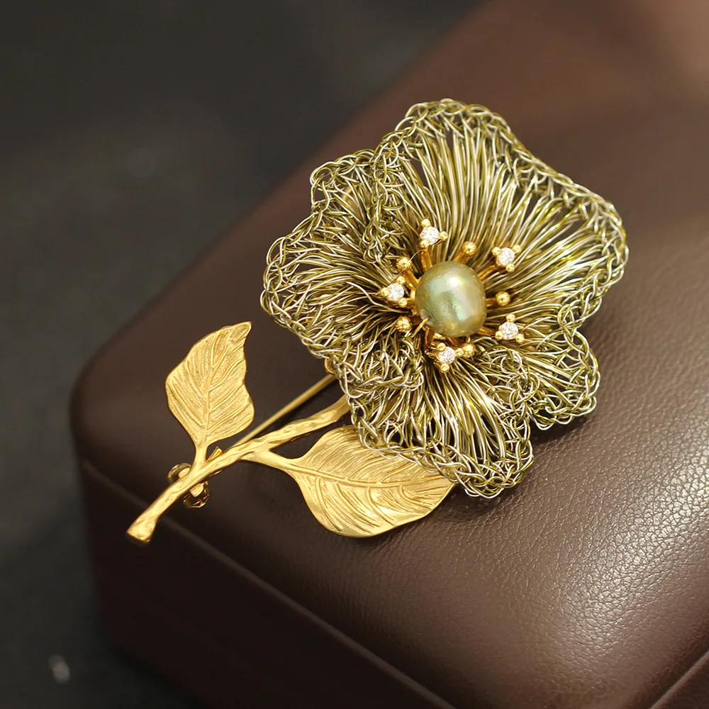 Elegant and Sophisticated Green Copper Wire Handmade Crochet Flower Brooch Temperament Gold Texture Leaf Accessories for women
