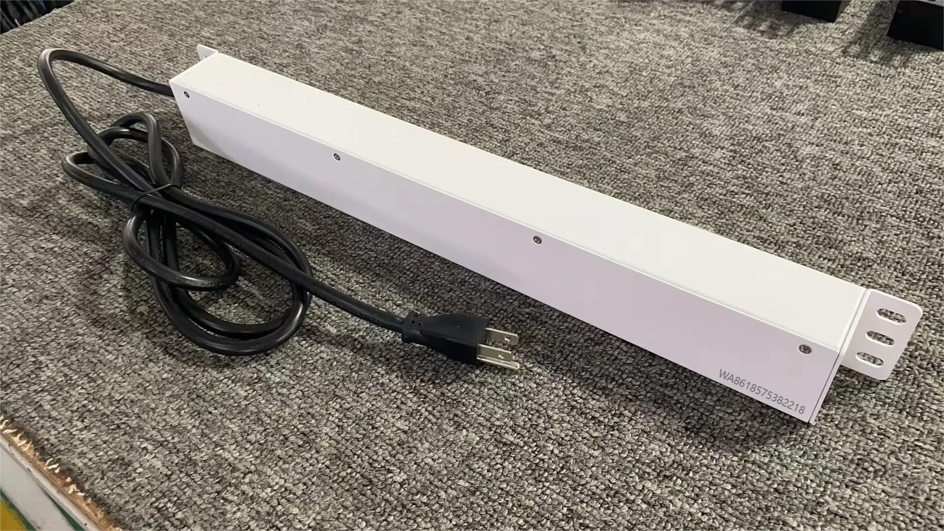 White Color 1U PDU 100-250V Surge Protector Nema 5-20r 5-15r Outlets 15A Power Strip Rack Mount Power Distribution Unit