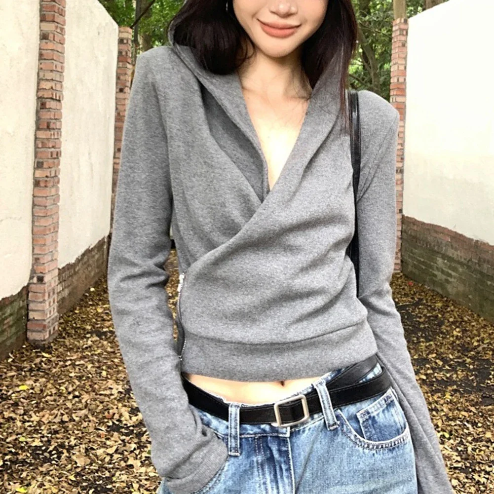 يجب أن يكون لديك بلوزة كاجوال ذات غطاء متقاطع باللون الرمادي على شكل حرف V وأكمام طويلة مثالية للزوج مع قيعانك المفضلة في موسم الخريف