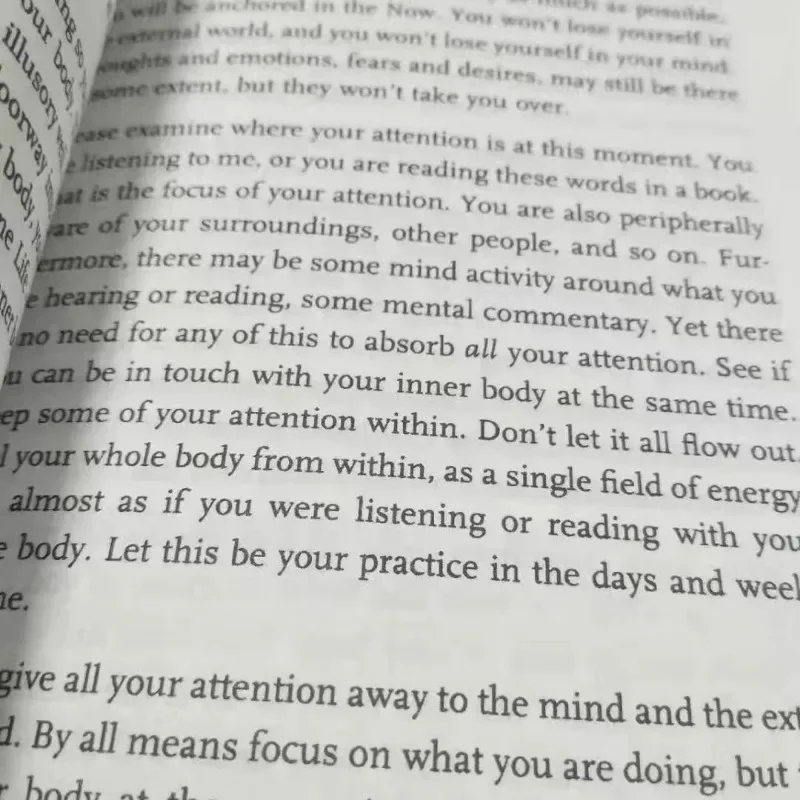 พลังของตอนนี้โดย Eckhart tolle แนวทางในการตรัสรู้ทางจิตวิญญาณหนังสือภาษาอังกฤษที่สร้างแรงบันดาลใจให้กับเยาวชนที่ประสบความสำเร็จหนังสือแรงจูงใจ