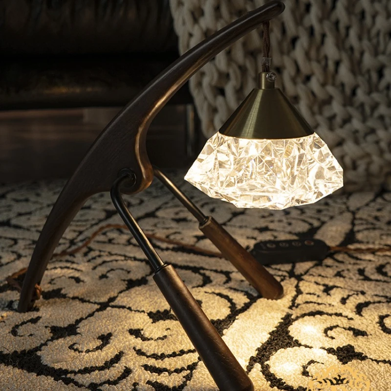 Bedside table lamp medium antique retro high-end feeling bedroom living room atmosphere light French romantic desk lamp
