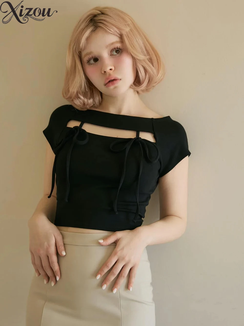 Damska koszulka z krótkim rękawem w stylu japońskim na lato 2025, nowy model z okrągłym dekoltem, słodka, dopasowana i cienka, z ażurowym sznurowaniem.