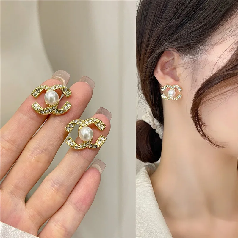 

2025 Versatile Small Fragrance Double C Pearl Women's Earrings, Light Luxury, niche design, Fashionable and Avant garde, Elegant