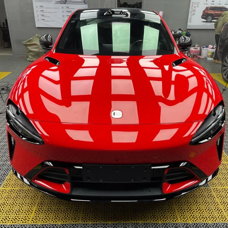 Glänzende Rennrote Vinyl-Folienrolle mit Luftkanälen, selbstklebender Aufkleber für Motorrad- und Auto-Folierung