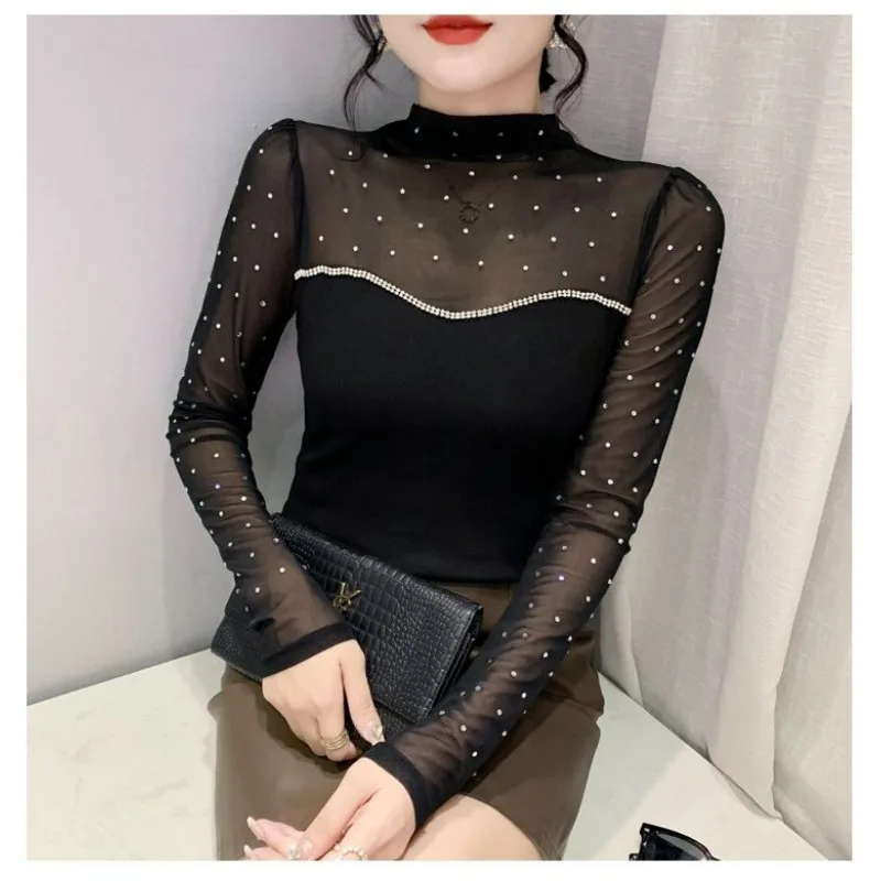 Camisa de manga larga versátil y sexi con cuentas de diamantes calientes empalme de malla de moda adelgazante europea de otoño