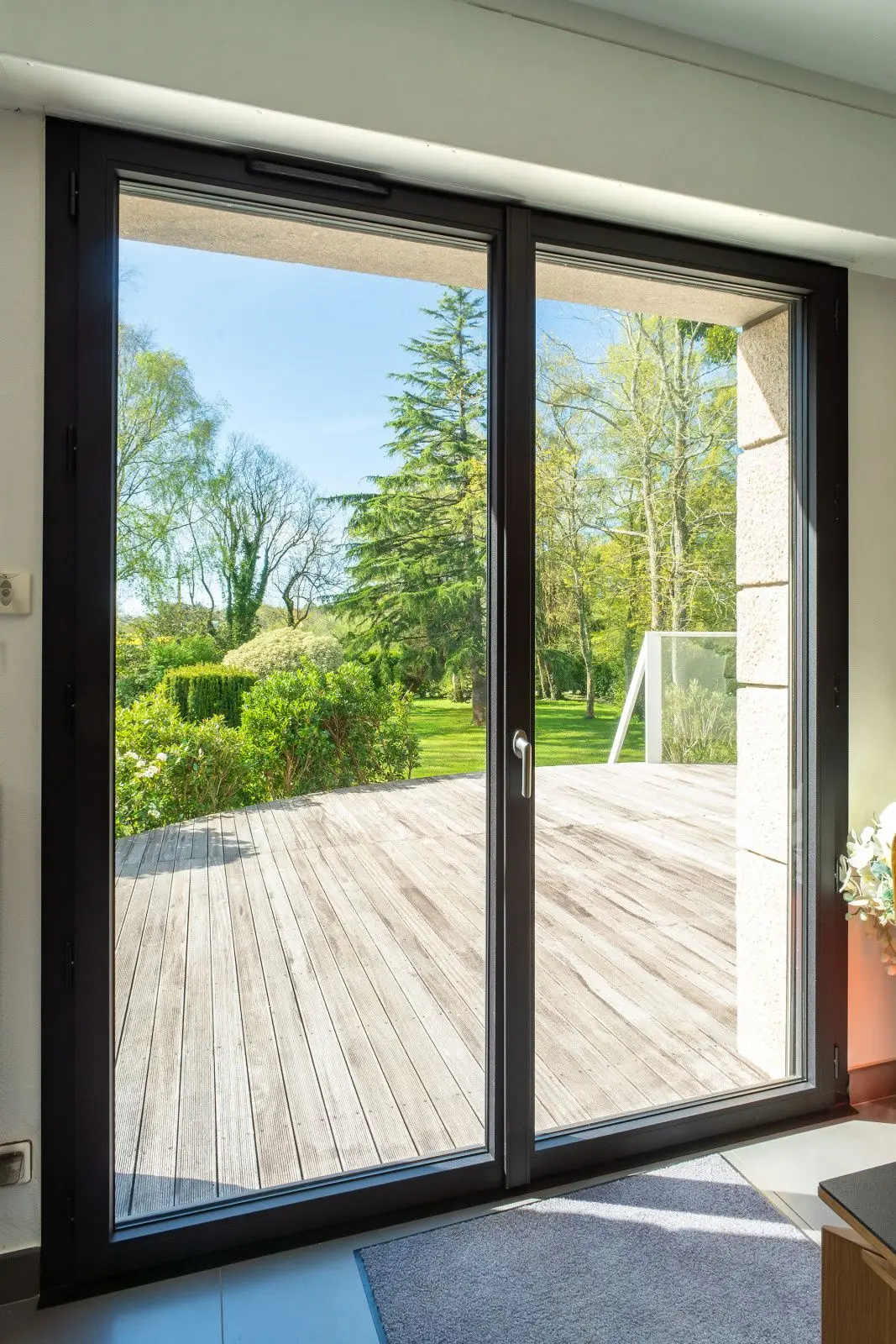 أبواب منزلقة أنيقة من الألومنيوم للشرفة أو الحديقة بتصميم موفر للمساحة مع نظام قفل آمن وباب فناء مقاوم للطقس #1