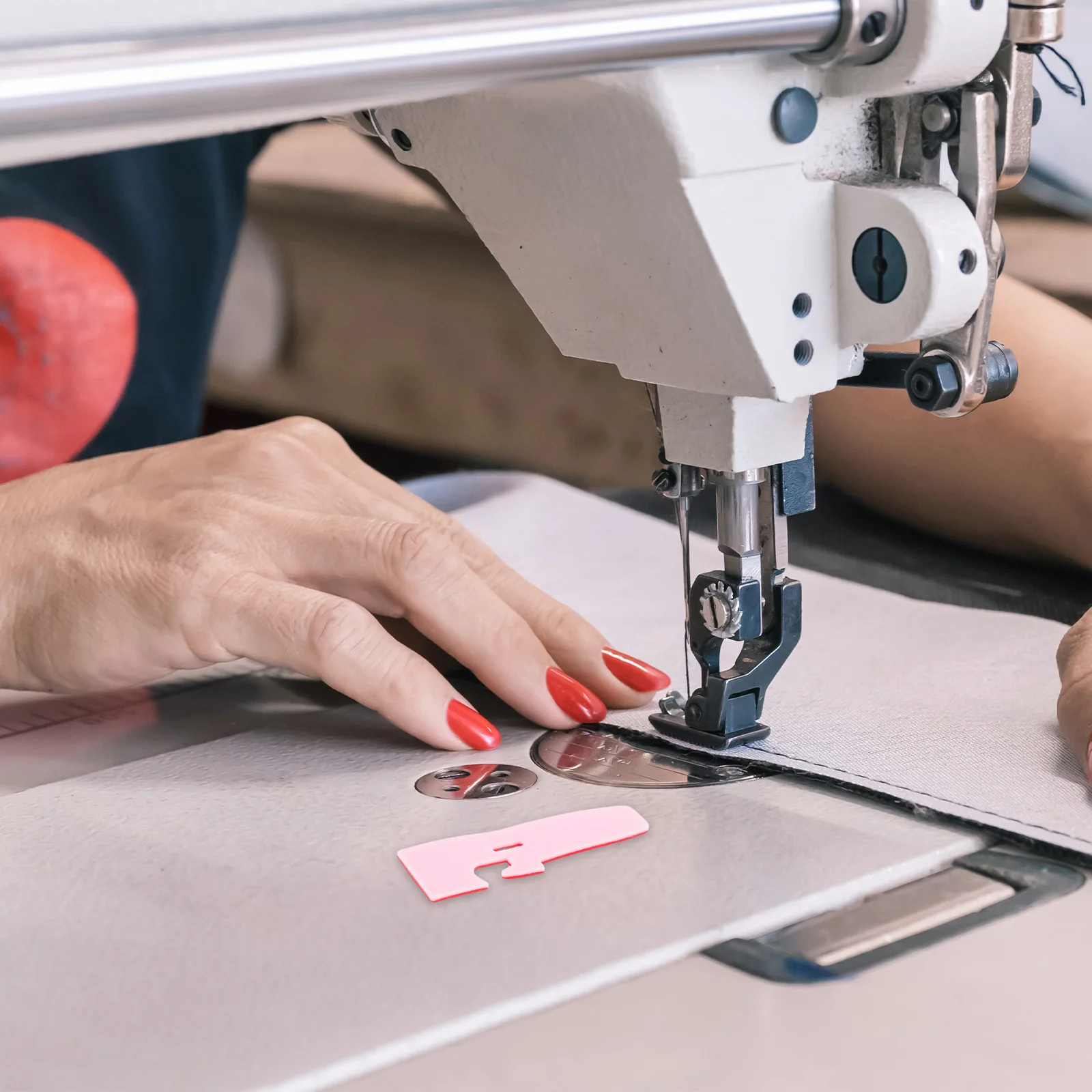 10 قطعة الاوفرلوك قطعة قدم الضغط في ماكينة الخياطة غطاء دائم مقاومة للاهتراء 4-Thread حافة قفل الخياطة السلس للأقمشة السميكة العالمي #4