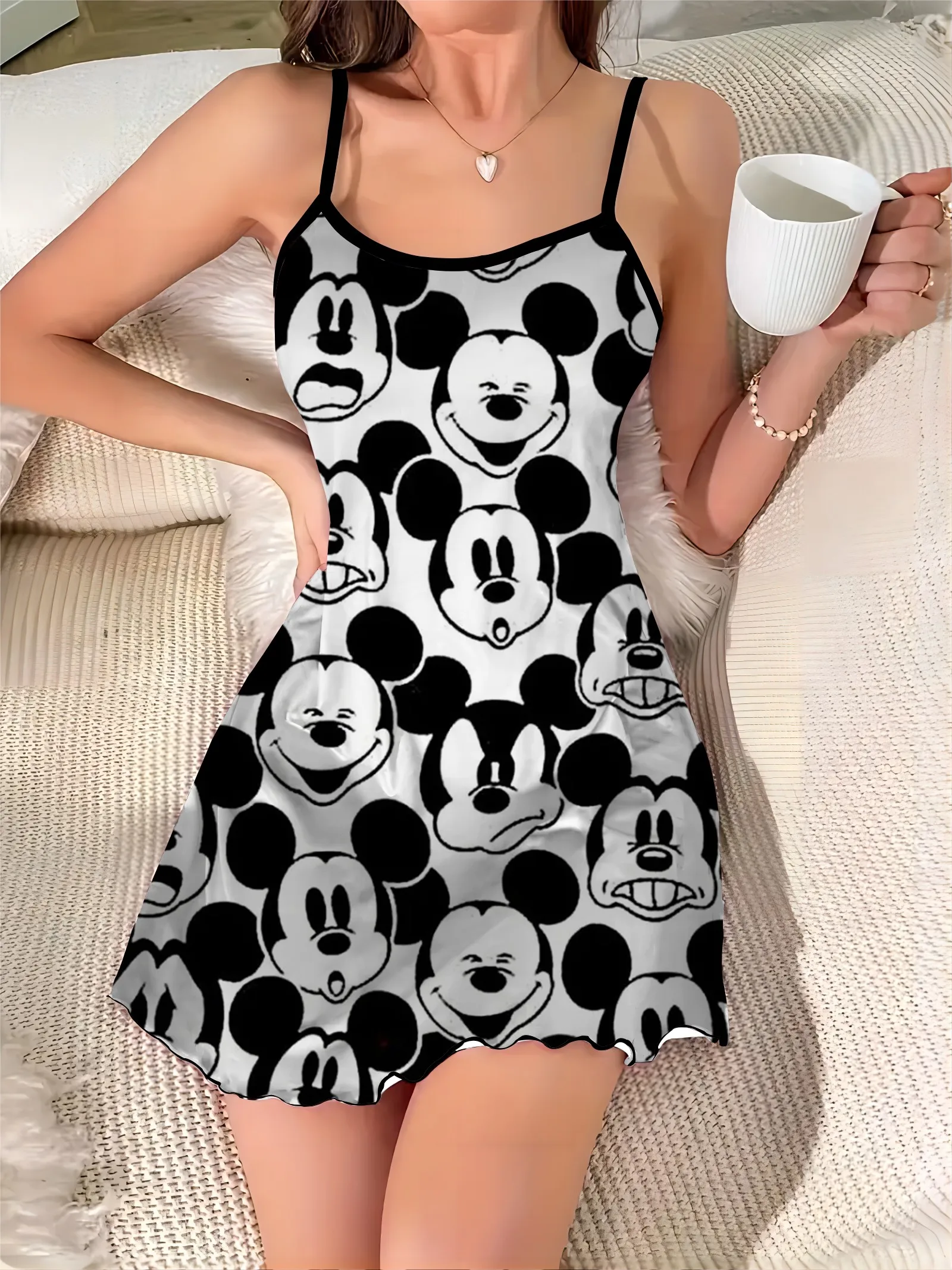 Disney-Minnie Mouse saia pijama, gola redonda, guarnição alface, chique elegante, vestidos de verão, superfície de cetim, moda, sexy, Mickey, Minnie Mouse, 2024