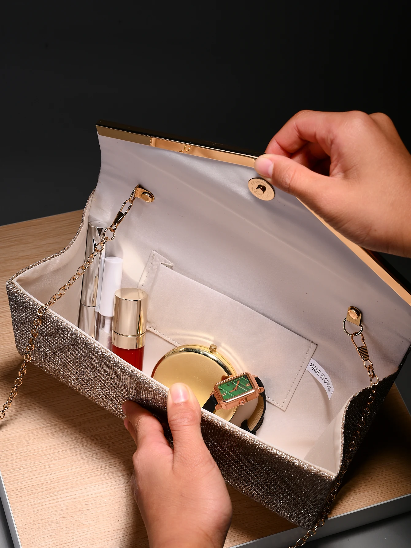 

A simple flip-top single-shoulder chain bag for a stylish European and American lady with metal trim and elegant evening dress