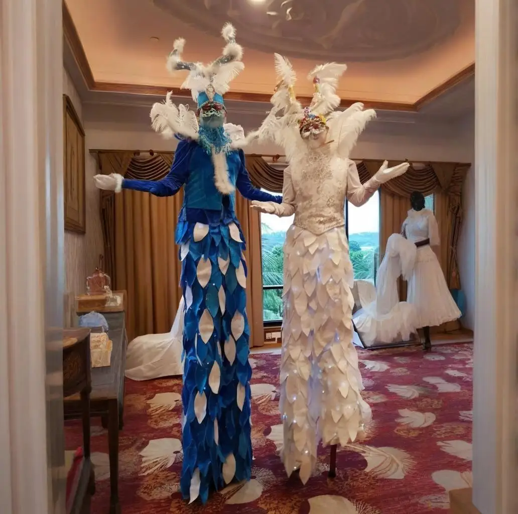 

Cartoon LED Robot Stilts Suit with Helmet Remote Control RGB Color Changing Costume for Dancing Halloween Stage Show Events