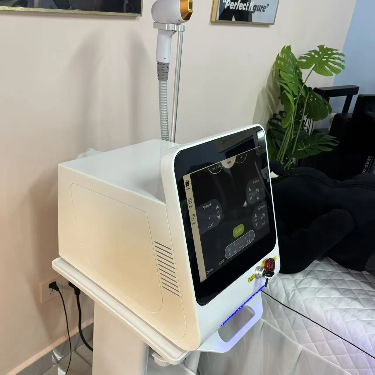 آلة إزالة الشعر بالليزر ديود 3 الطول الموجي 755nm 808nm 1064nm 4000W إزالة الشعر الدائم غير مؤلم CE