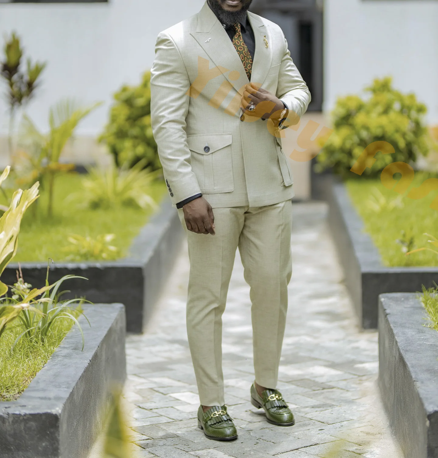 

Мужской элегантный костюм-двойка цвета хаки: пиджак в стиле бойфренд с лацканами и большими карманами, брюки. Дизайнерский комплект для свадьбы и торжественных мероприятий.