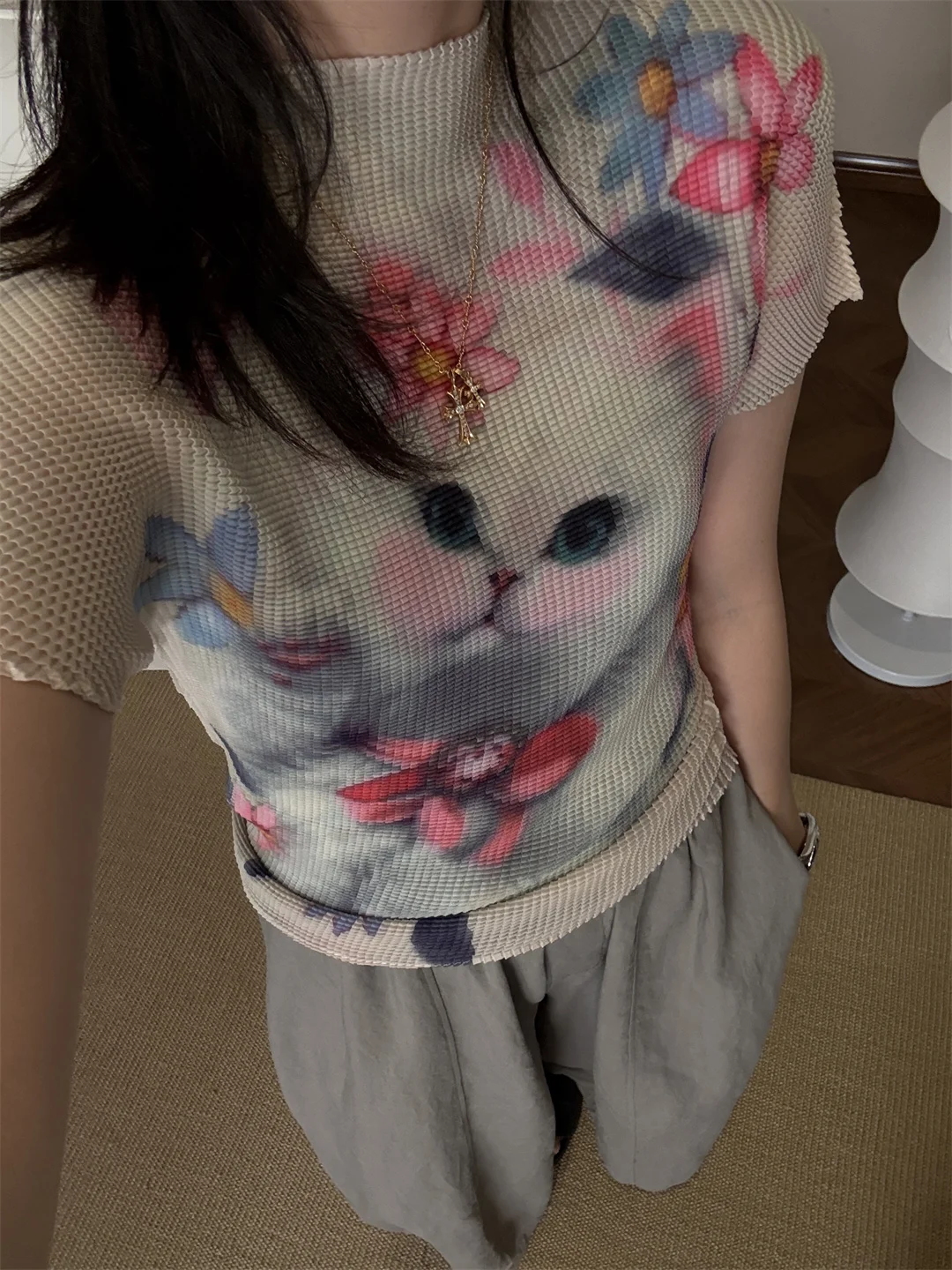 

Ретро-футболка с плиссировкой и двухцветным принтом собаки, короткий рукав, цвета кукурузного и соснового зеленого, личный фаворит владельца магазина