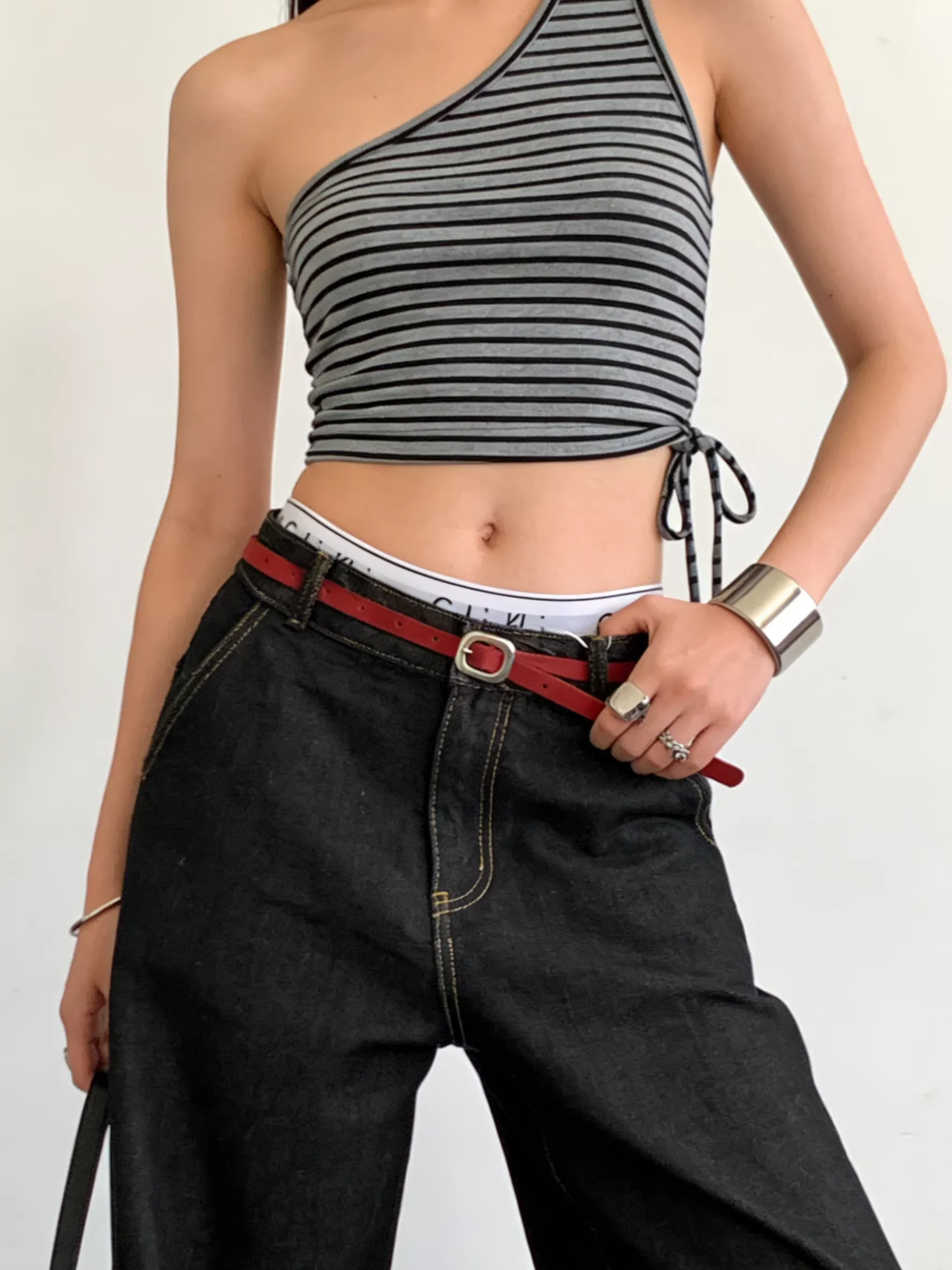 cinto-feminino-com-fivela-de-metal-prateada-e-acabamento-de-borda-design-de-nicho-vermelho-simples-e-sofisticado-para-jean
