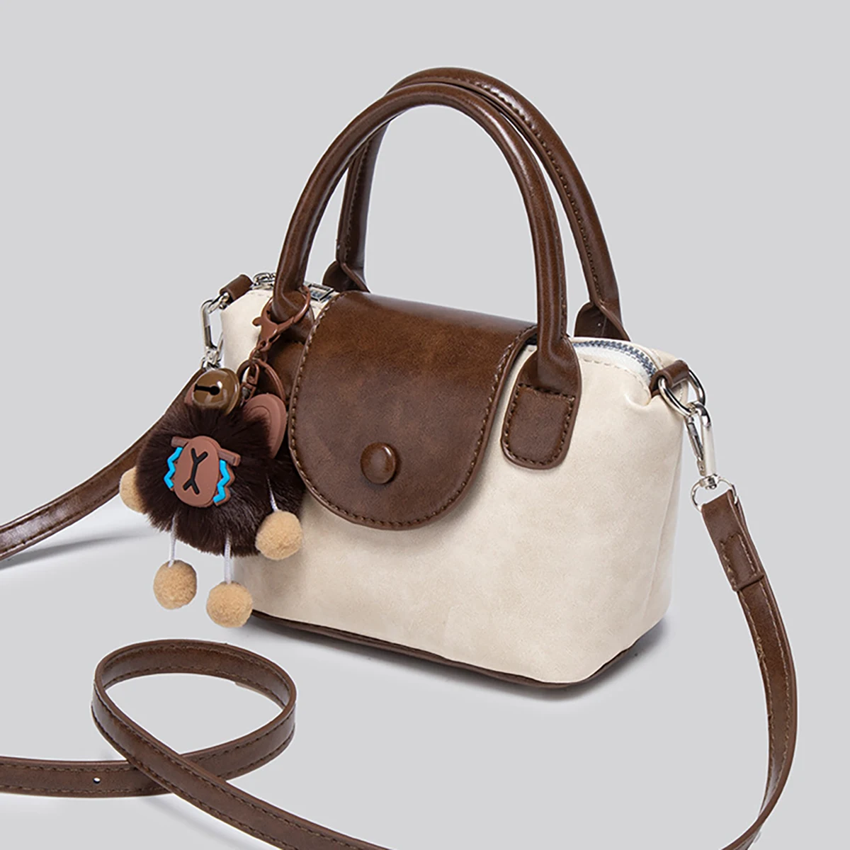 Tas mini patchwork PU, tas selempang wanita, tas kotak kecil untuk bepergian, dengan liontin boneka dan bola bulu