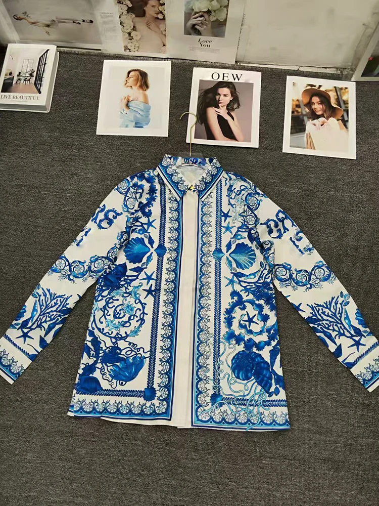 Un set da due pezzi con camicia a gamba dritta con risvolto con stampa geometrica retrò + pantaloni larghi a gamba larga, abito alla moda per l'autunno 2025, abbigliamento da donna