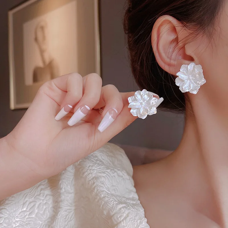 Lovely Big Purple White Color Flower Fake Earrings for Women Dazling Flower Ear Clips Bridal Wedding Party Jewelry Brincos Gift