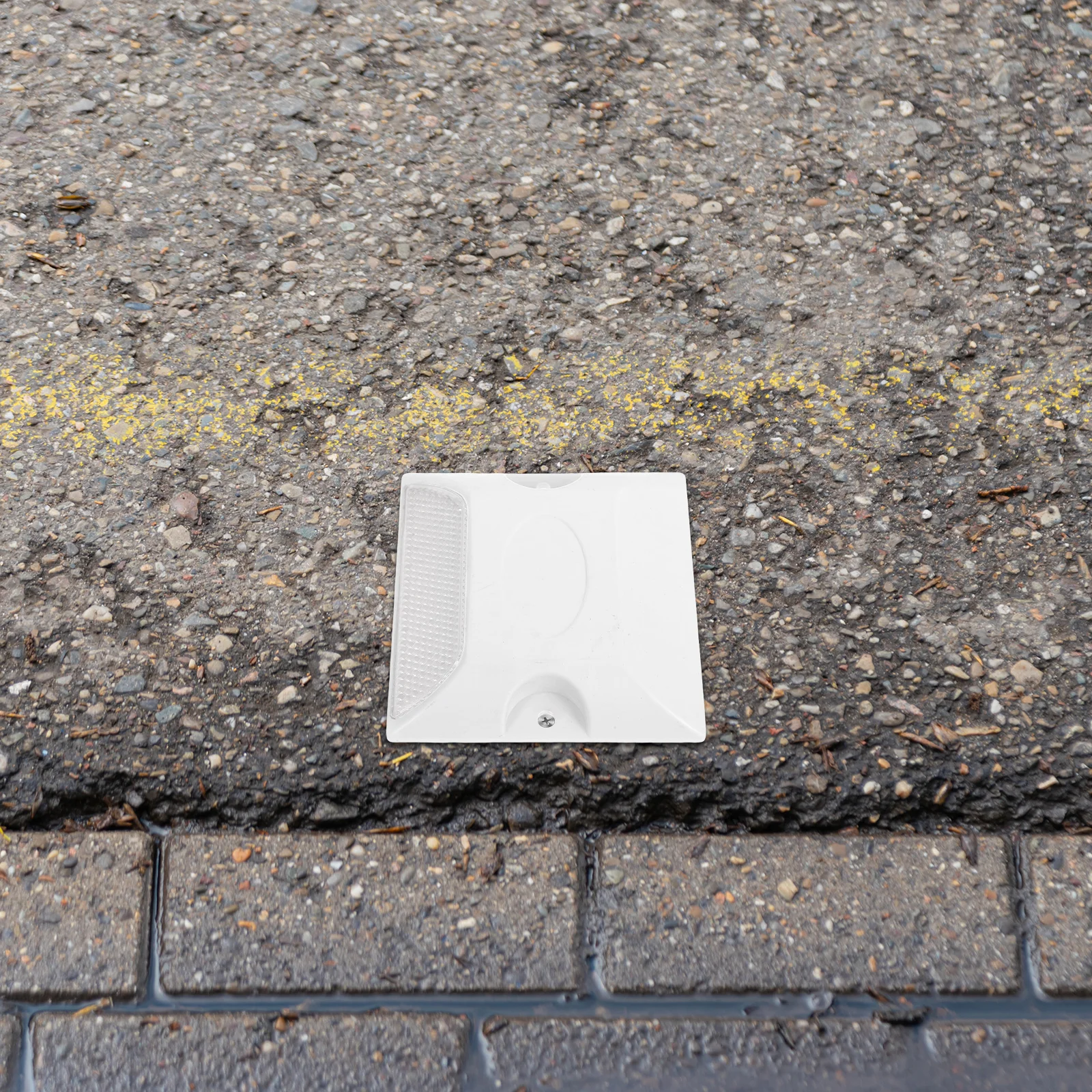 4 قطعة علامات الرصيف العاكسة البلاستيك القوي عاكسات الطريق المرتفعة للممر وقوف السيارات مساحة درب استخدام مرئية للغاية في